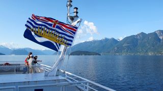 バンクーバー ⇔ ボーエン島のBCフェリー、1時間に1本往復 20分の乗船、ハウ湾のフィヨルドが美しいです