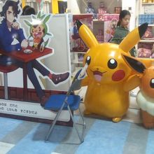 エスカレーター脇の入口にてお出迎え！