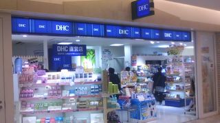 人気商品を手に取って確認できるアンテナショップ的なお店です