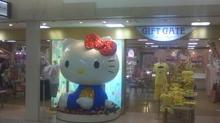 ピンク色で統一された雰囲気のサンリオショップです