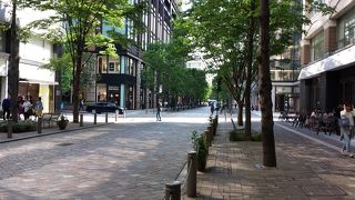 石畳と木漏れ日が美しいオシャレストリート