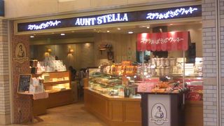 カフェスペースもある札幌唯一のステラおばさんです