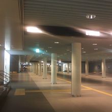 人が殆ど歩いていない早朝のチカホの様子