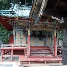 国重要文化財の入母屋造銅板葺平入の本殿。
