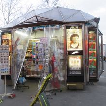 便利なキオスクはルドリュー・ロラン通りの入口にあります