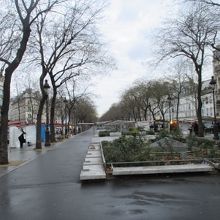 バスティーユ広場から延びるリシャール・ルノワール大通り　