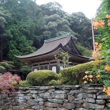 色とりどりの花木と石崖に囲まれた仏殿。