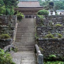 仏殿へは石橋・急峻な石段を登っていけますが危険です。