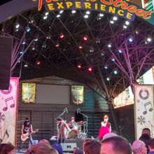 アーケード内の野外ステージでバンドも