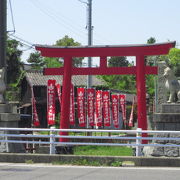 朱色の鳥居が印象的