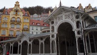 白い装飾が綺麗なトルジニーコロナーダ