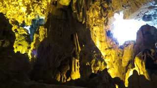 カラフルな鍾乳洞