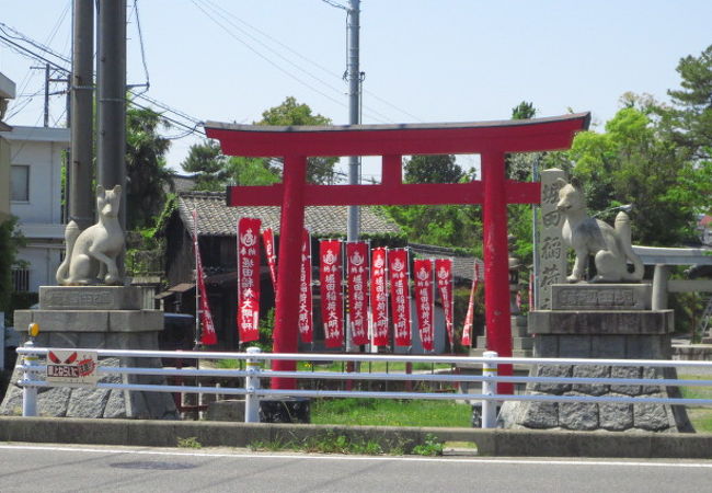 朱色の鳥居が印象的