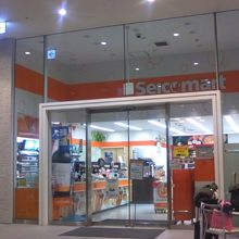 クローズしている時間帯の店舗の外観