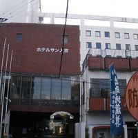 表通りからちょっと引っ込んでいます。