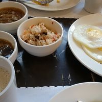 ローカルな炊き込みご飯と野菜のスープもあります