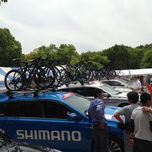 憩いの広場ではチームがスタンバイ