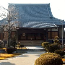 楼門から参道を進むと入母屋造桟瓦葺の本堂があります。