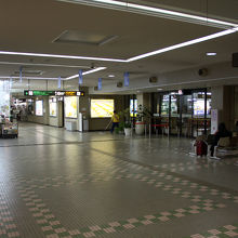 到着ロビー。ここを外に出て右へ進みます。