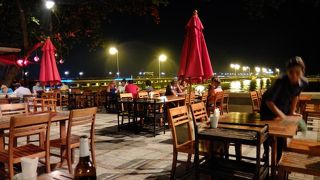 夜の雰囲気良し、シャロン湾に面するシーフードレストラン