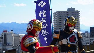 鎧姿の市民や様々なキャラが出没する信玄公祭り