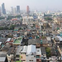 南側のテラスから見えるのはびっしり詰まった住宅街。