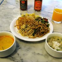 朝食は美味しいタイの味。席が少ないので７時には要スタンバイ。