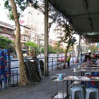 ホテル手前のペッブリー通りの歩道には屋台が。夜は賑やか。