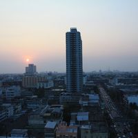 夕暮れのバンコク。ペッブリー通りは家路を急ぐ車でいっぱい。