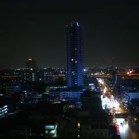 深夜も通りは車のヘッドライトとテールライトの光で賑やか。