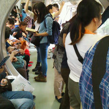 車内風景。円形の壁