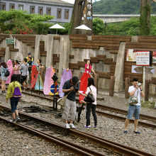 線路を歩く人々