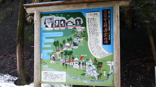 遥拝所からですが、投入堂が観えました