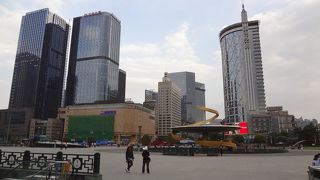 道の反対側には大きな毛沢東像があります