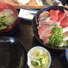 地魚、旬の魚たっぷりの海鮮丼定食　￥１０００