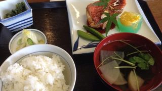 見た目は入るのをためらうようなえって感じの駅前食堂ですが、うまい魚が格安で食べれます