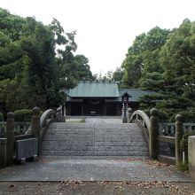 神橋越しの拝殿の眺め。