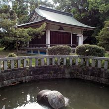 蓑笠田植えモニュメントのある神池と神楽殿。