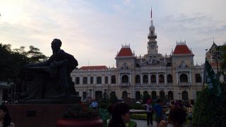 正面の公園内にあるホーチミン像と記念撮影しました