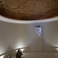 巨大なシャワールームです。