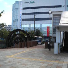 ビル入口近くには水車や真田公の銅像などもあります。