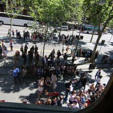 外ではたくさん並んでます。