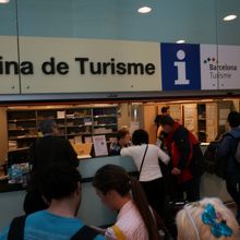 空港内バルセロナ観光局カウンター