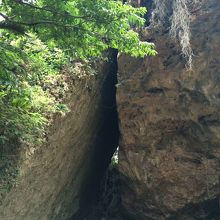 この三角形の向こうに久高島を望む拝所があります。