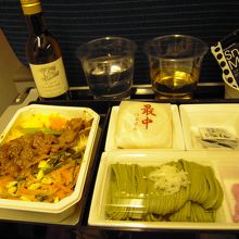 機内食。最中とお蕎麦が良かったです。