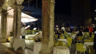 とても有名な広場でカフェ