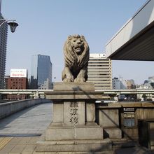 南詰東のライオン像