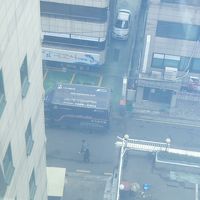 ホテル裏側の窓のすぐ下。けっこう急な坂道です。