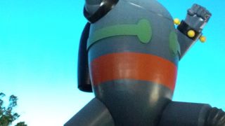 駅から歩いてすぐの鉄人28号