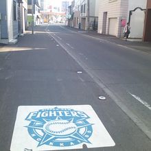 ファイターズのロゴと通りの風景